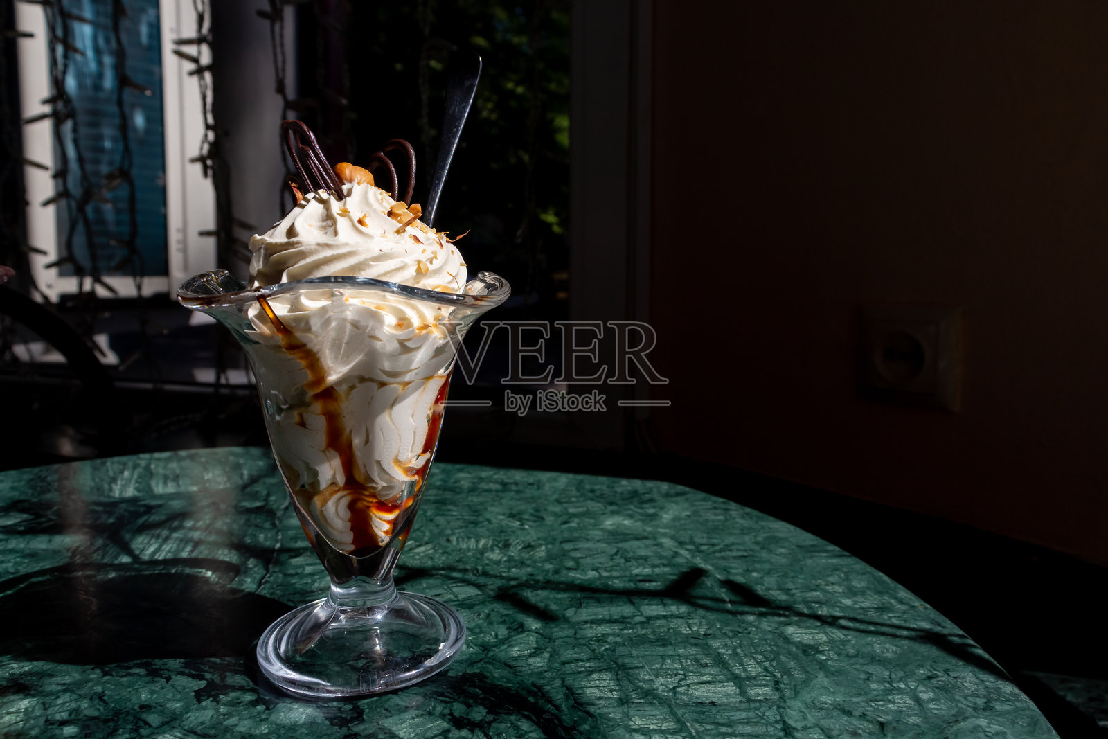 美味的甜点盛在玻璃碗中,配有奶油和焦糖照片摄影图片