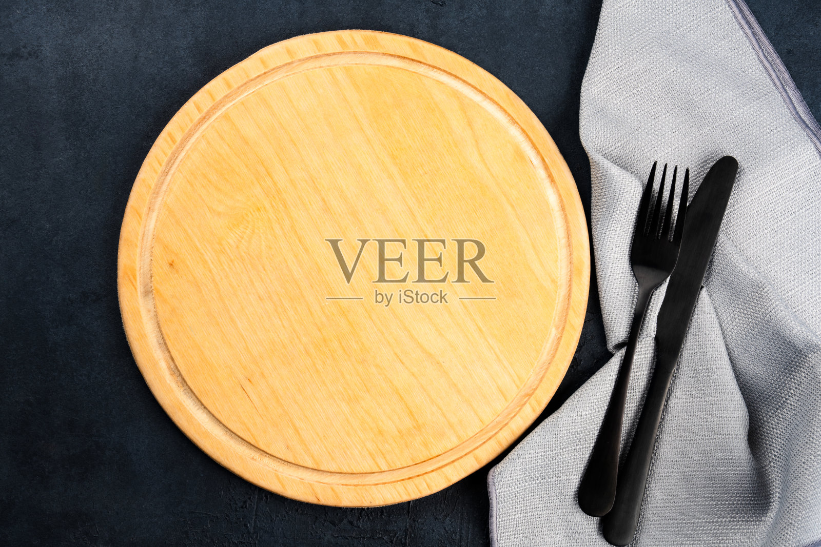 黑色背景上的空披萨盘照片摄影图片