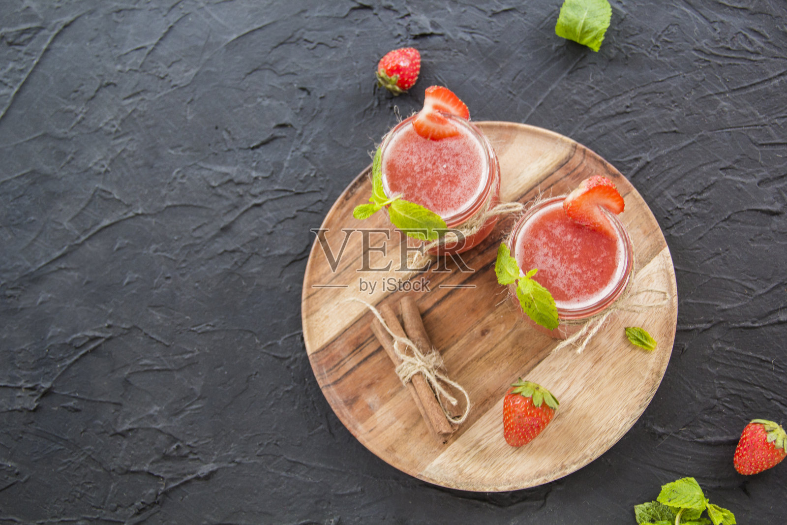 健康的夏季浆果鲜果昔。照片摄影图片