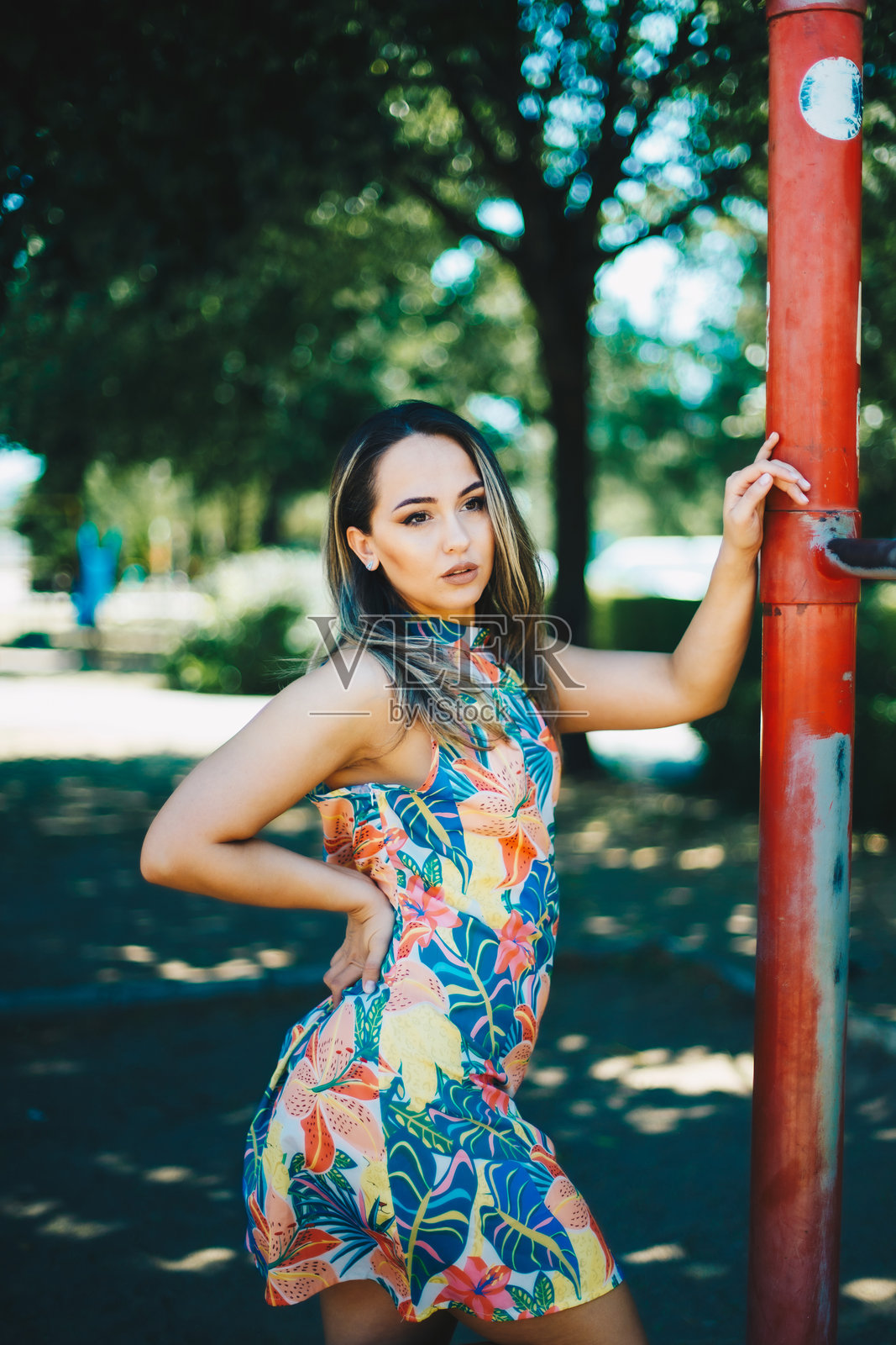 年轻女性穿着夏季服装的库存照片照片摄影图片