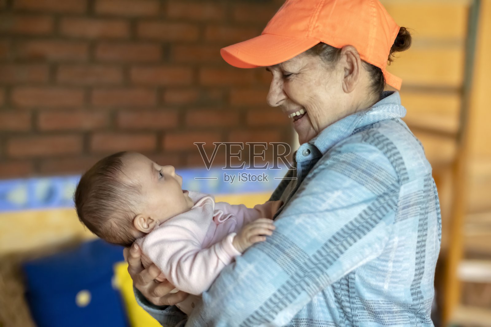 一个年长女性抱着婴儿照片摄影图片