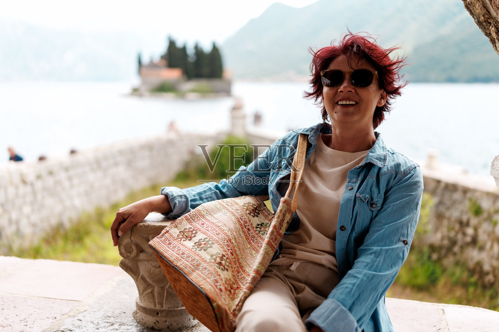 在探索地标时休息一下照片摄影图片