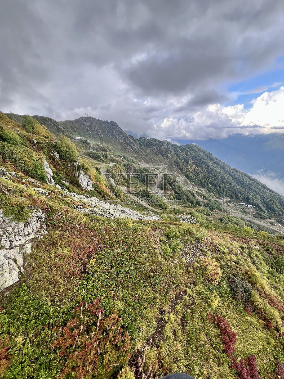 初秋生机勃勃的山地风景照片摄影图片