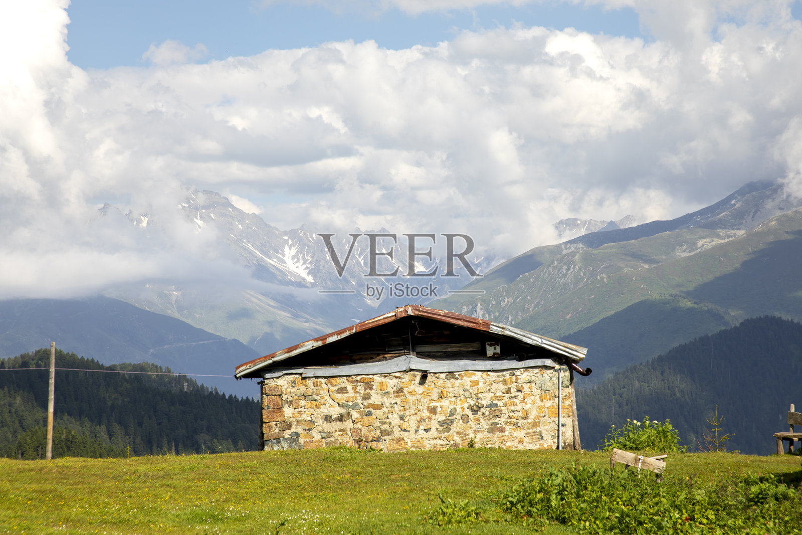 俯瞰卡卡尔山的木屋照片摄影图片