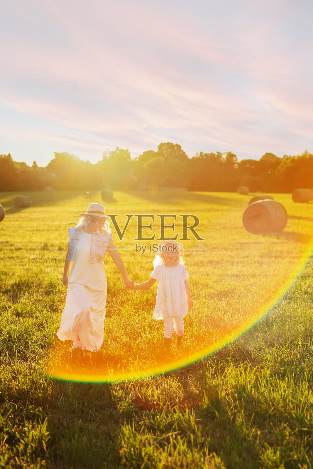 母亲与孩子在温暖的夕阳下的瞬间照片摄影图片