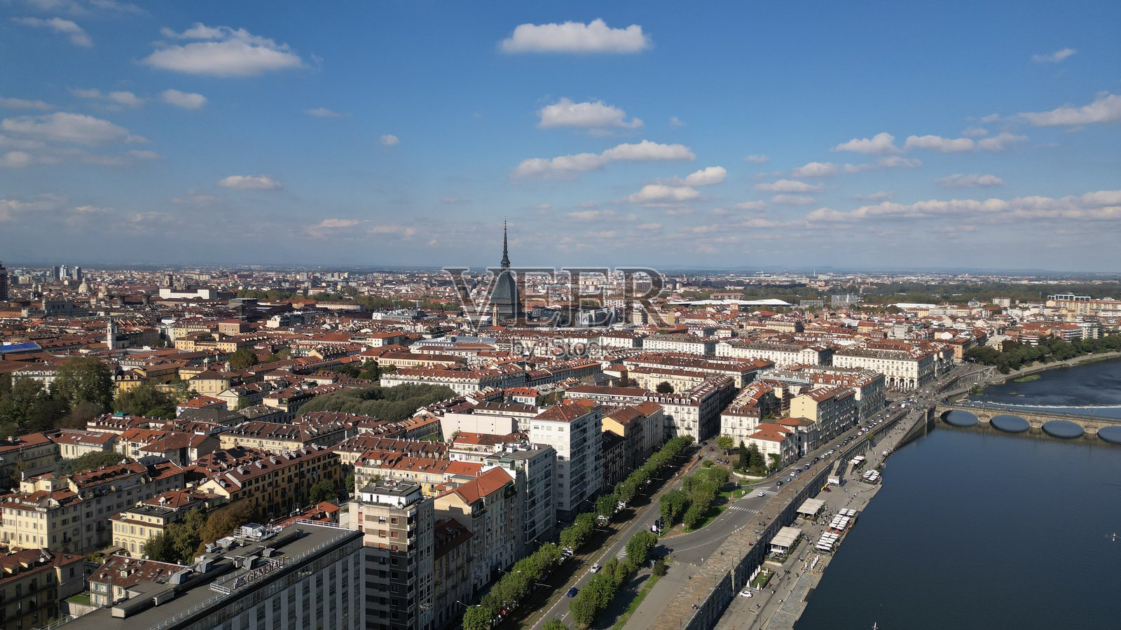 都灵城市鸟瞰 – 意大利城市生活的无人机影像照片摄影图片