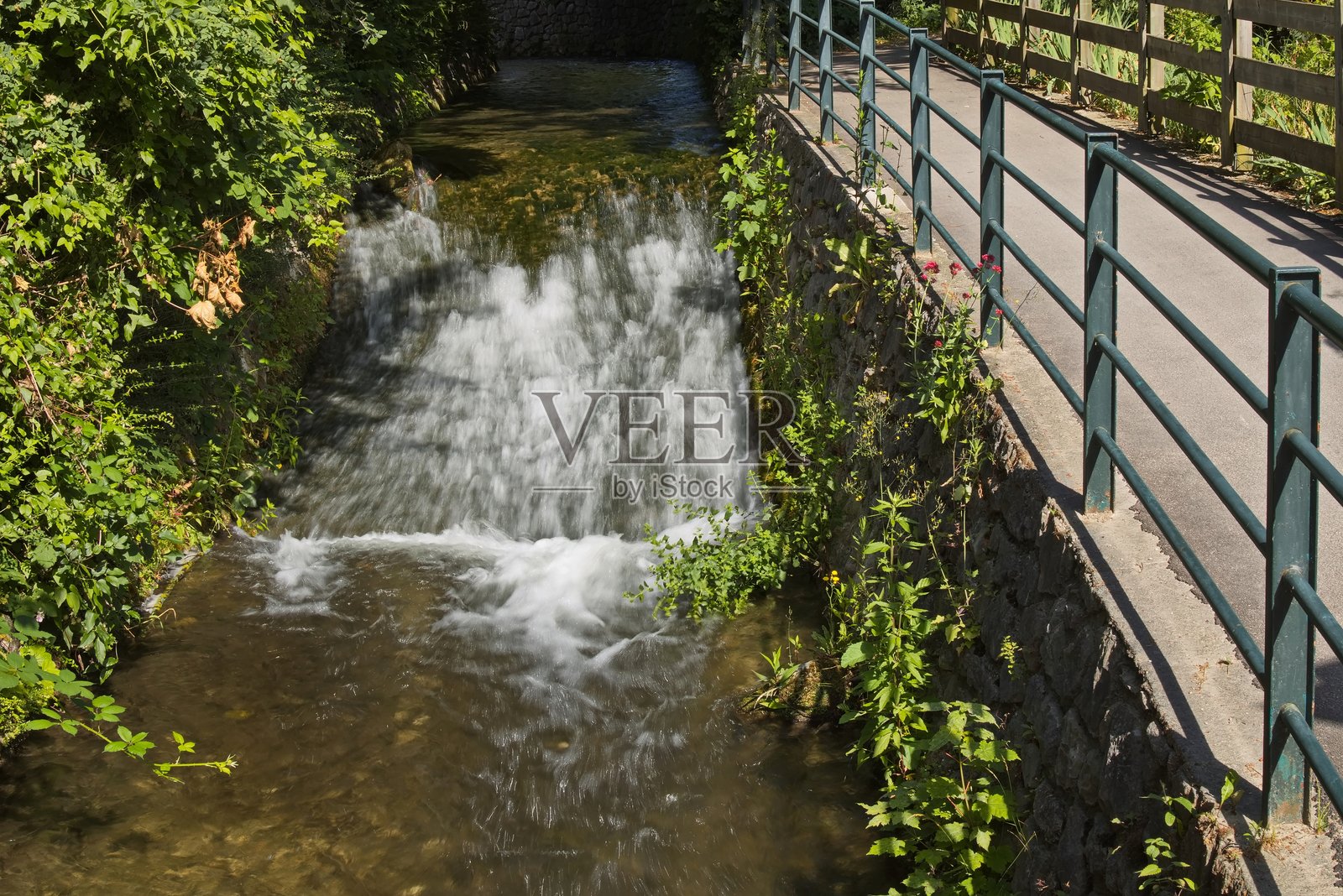维也纳附近下奥地利巴登的多布尔霍夫公园中的穆尔巴赫溪照片摄影图片
