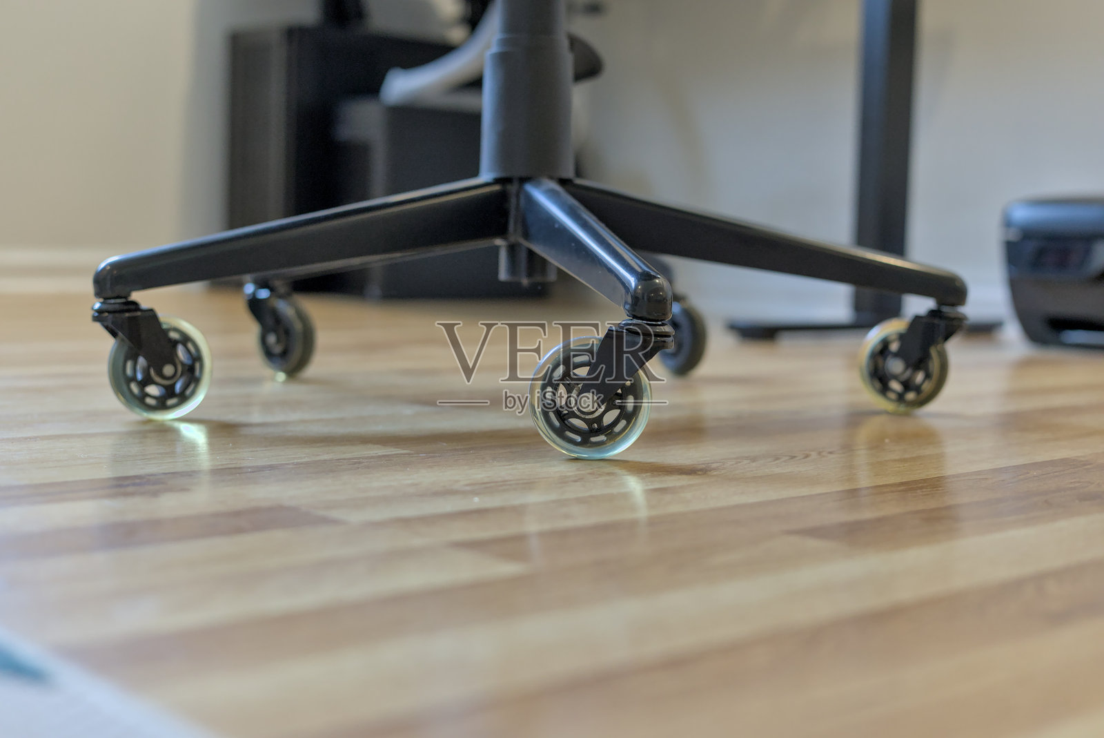 五个脚轮在抛光的硬木地板上滚动照片摄影图片