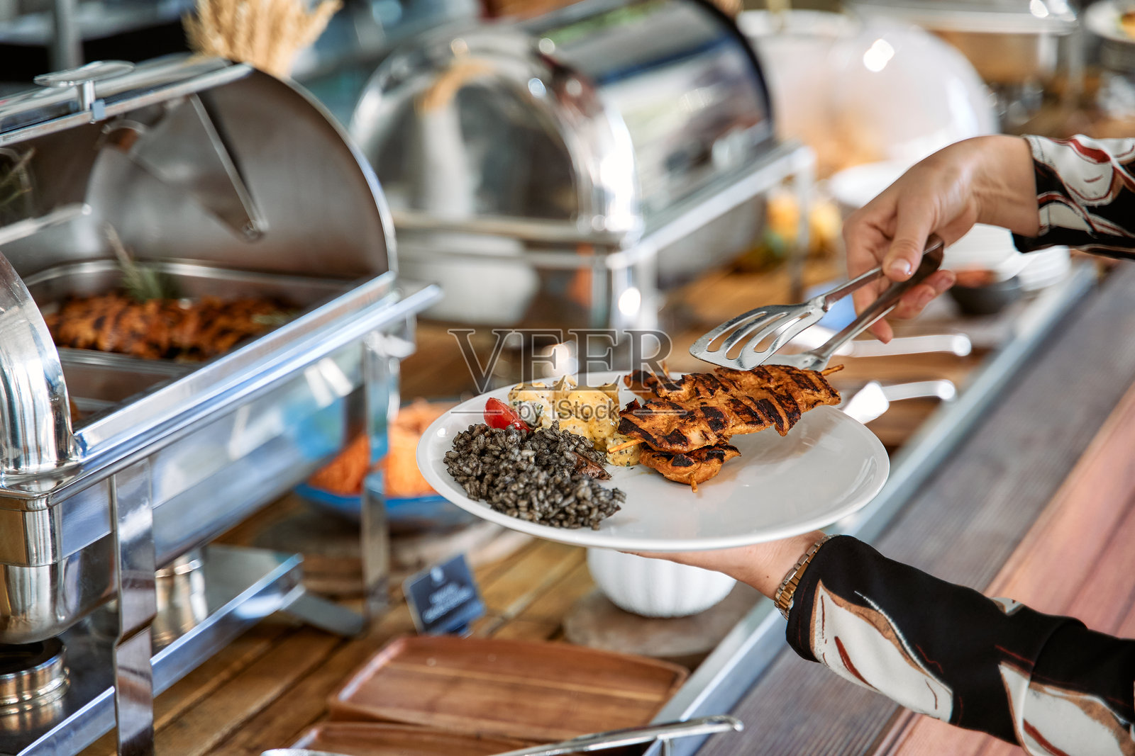 自助餐:在餐厅环境中从餐饮餐点中选择烤串和配菜照片摄影图片