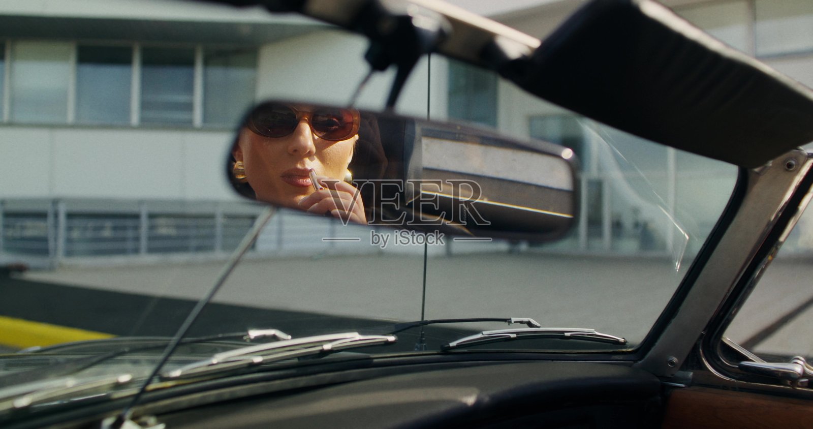 一位坐在敞篷车里的女性照片摄影图片