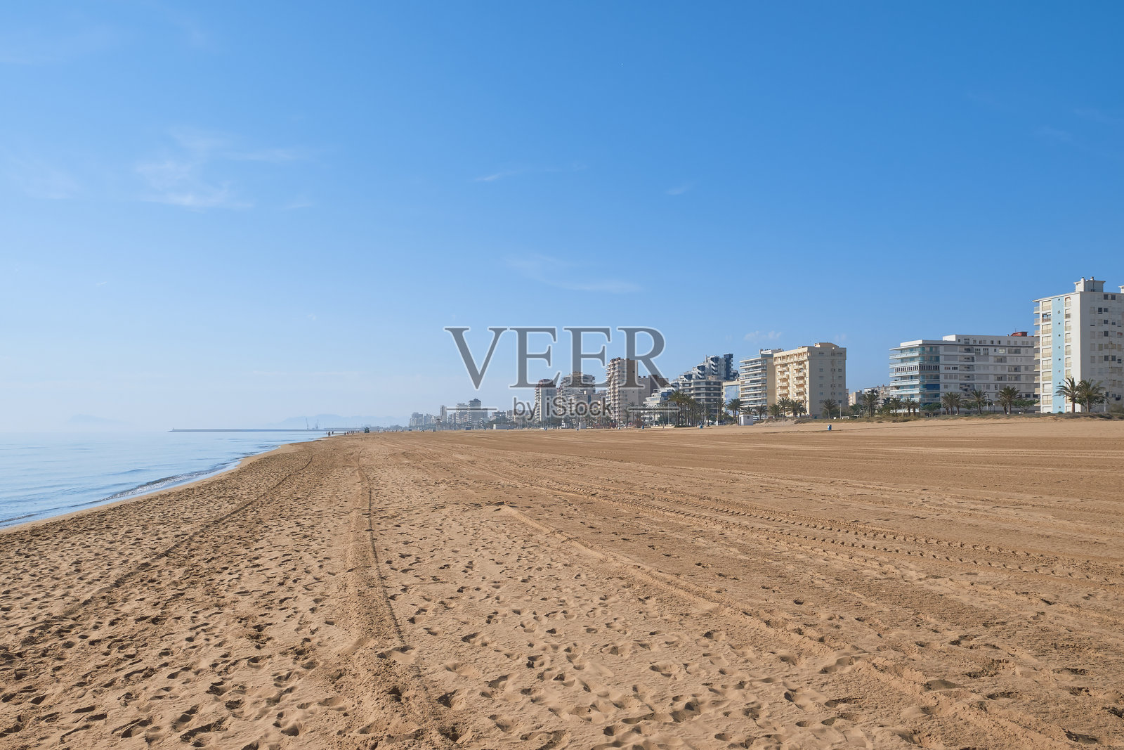 清晨宽阔空旷的海滩景色。照片摄影图片