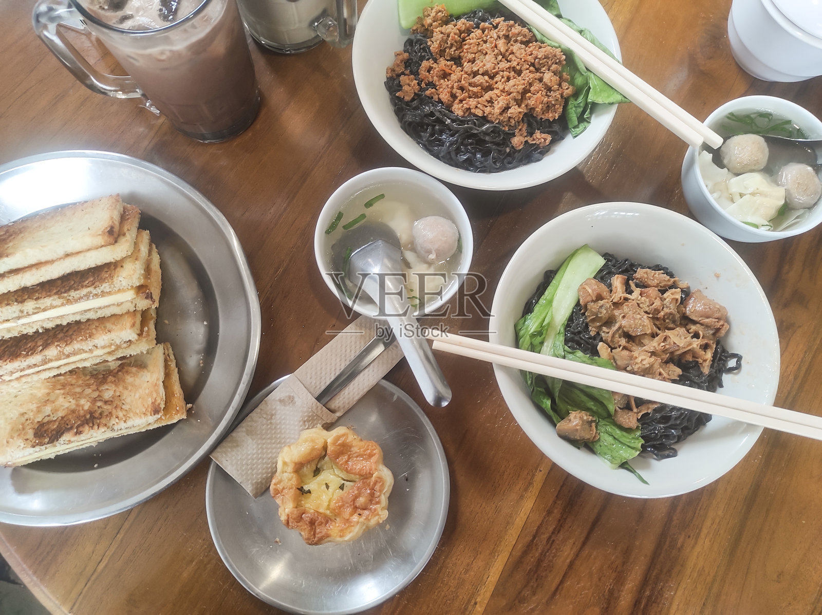 印尼与西方融合的午餐菜单。照片摄影图片