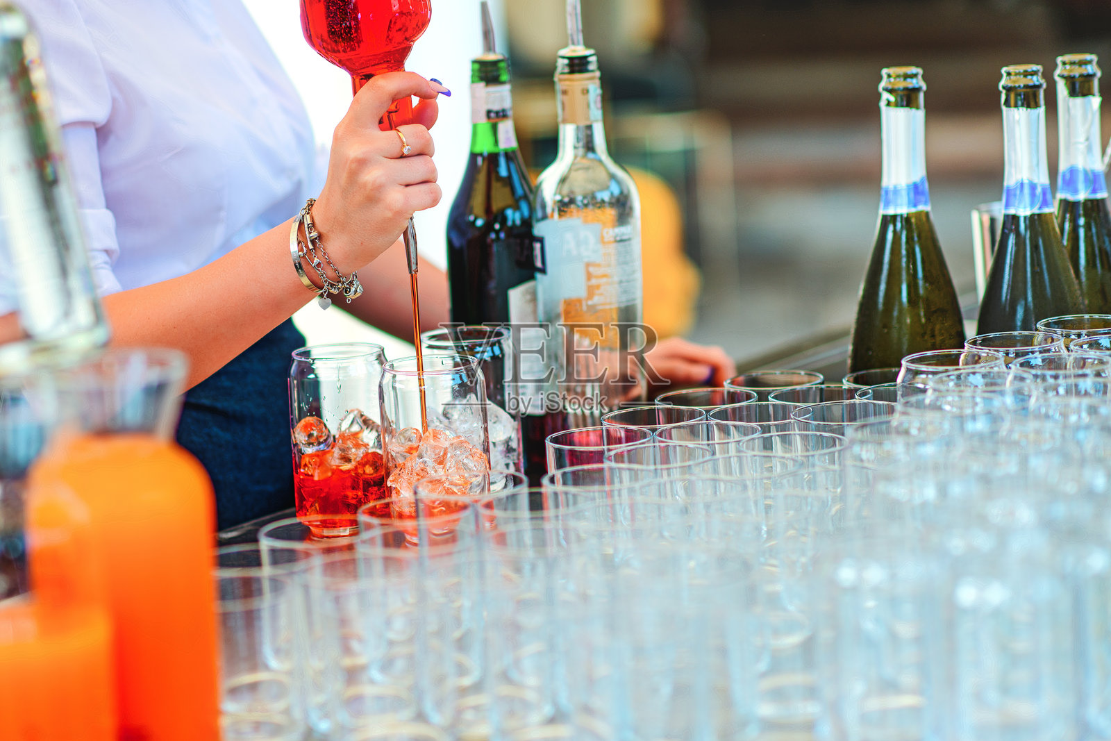 派对上准备斯普里茨饮品照片摄影图片
