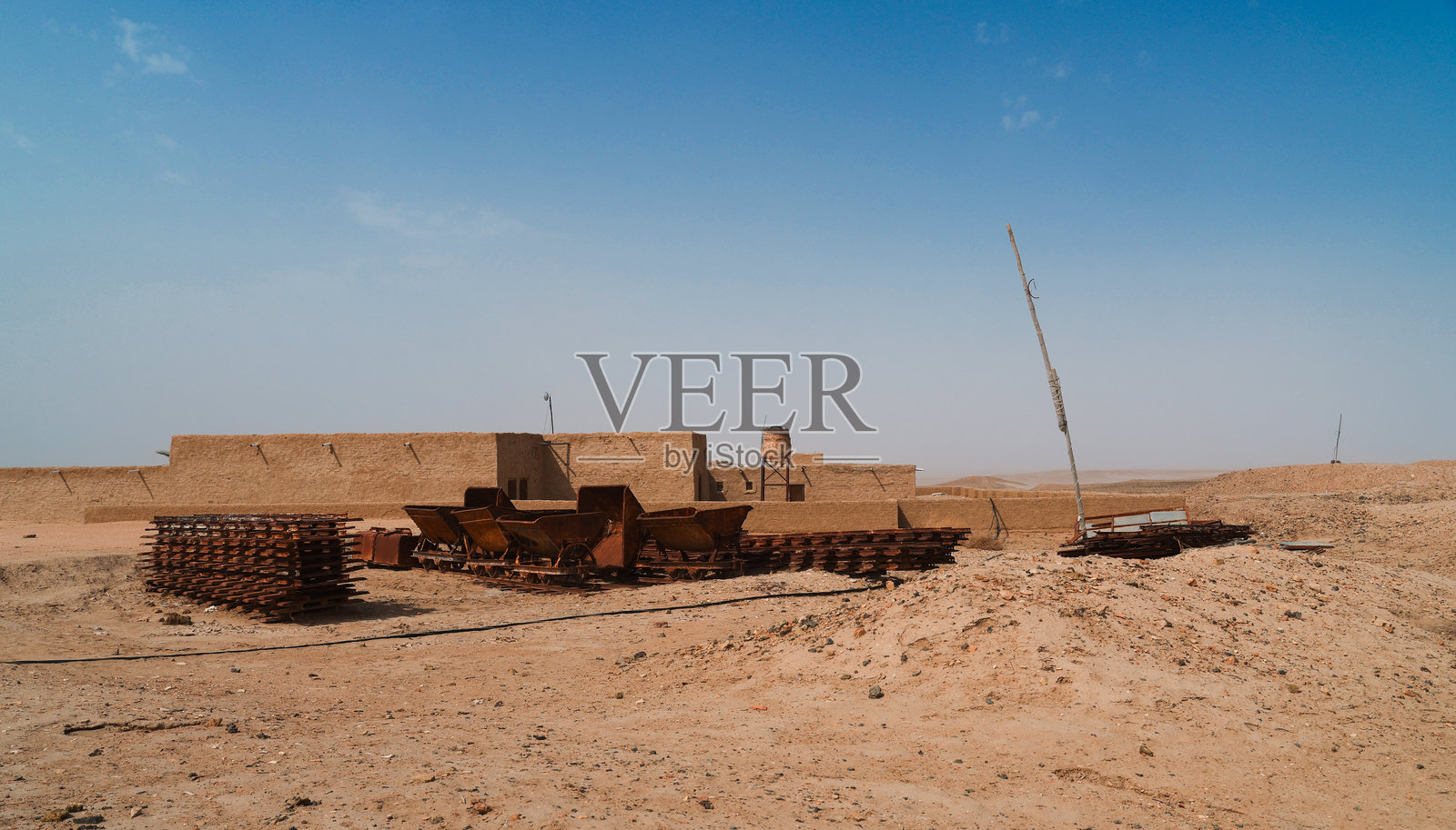 伊拉克乌鲁克的古代遗址和发掘现场在晴朗的天空下照片摄影图片