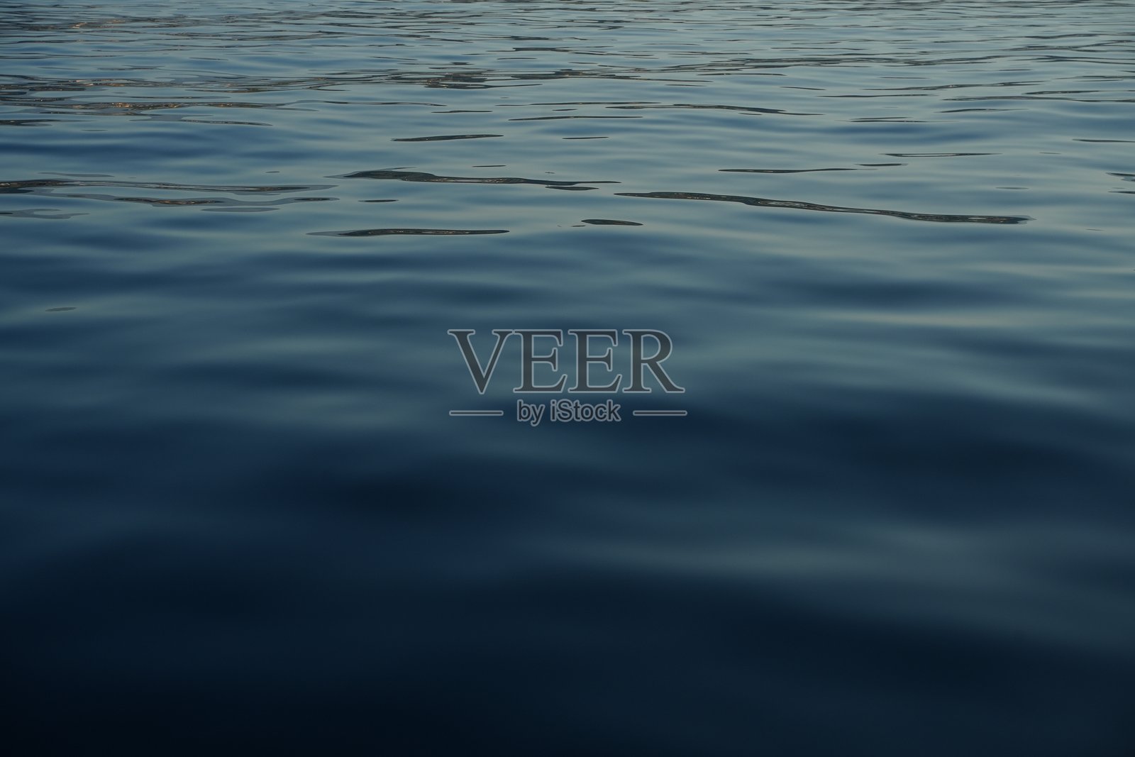 日落时宁静的海水照片摄影图片