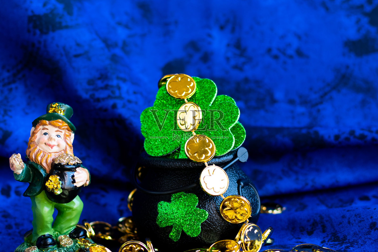 圣帕特里克节的装饰,色调为绿色和金色。照片摄影图片