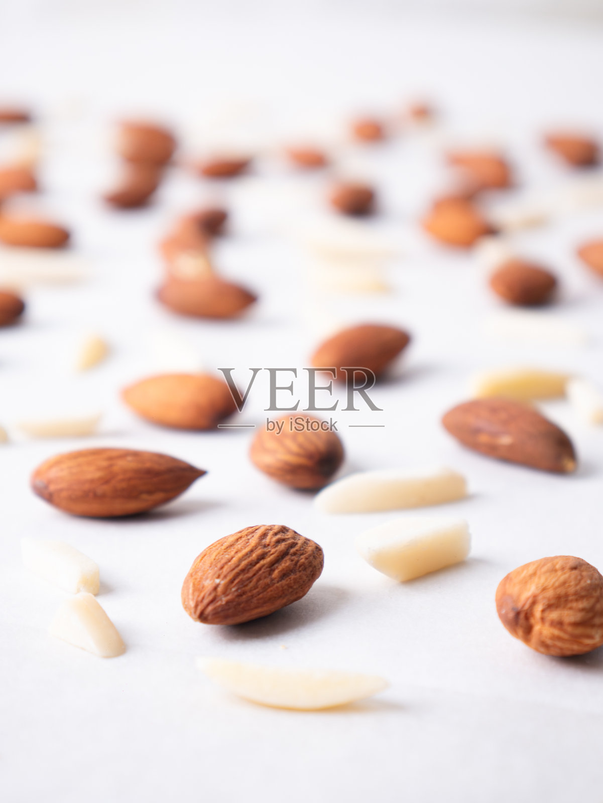 白色背景上的杏仁和白杏仁棒组合。照片摄影图片