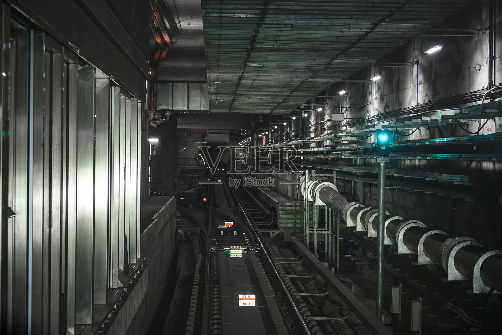 地下地铁站的铁轨和隧道照片摄影图片