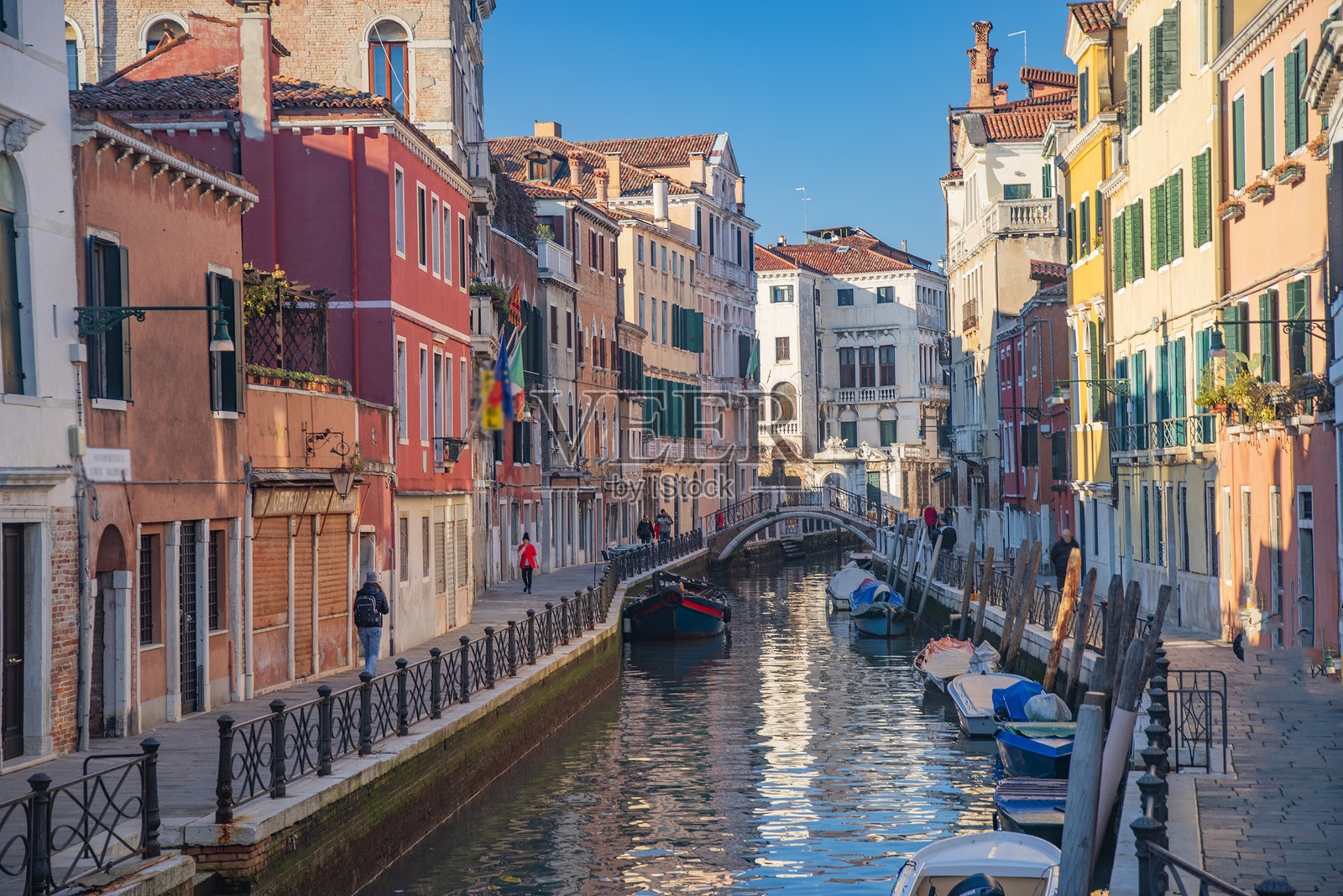 威尼斯及其狭窄的街道、运河和色彩斑斓的房屋。照片摄影图片