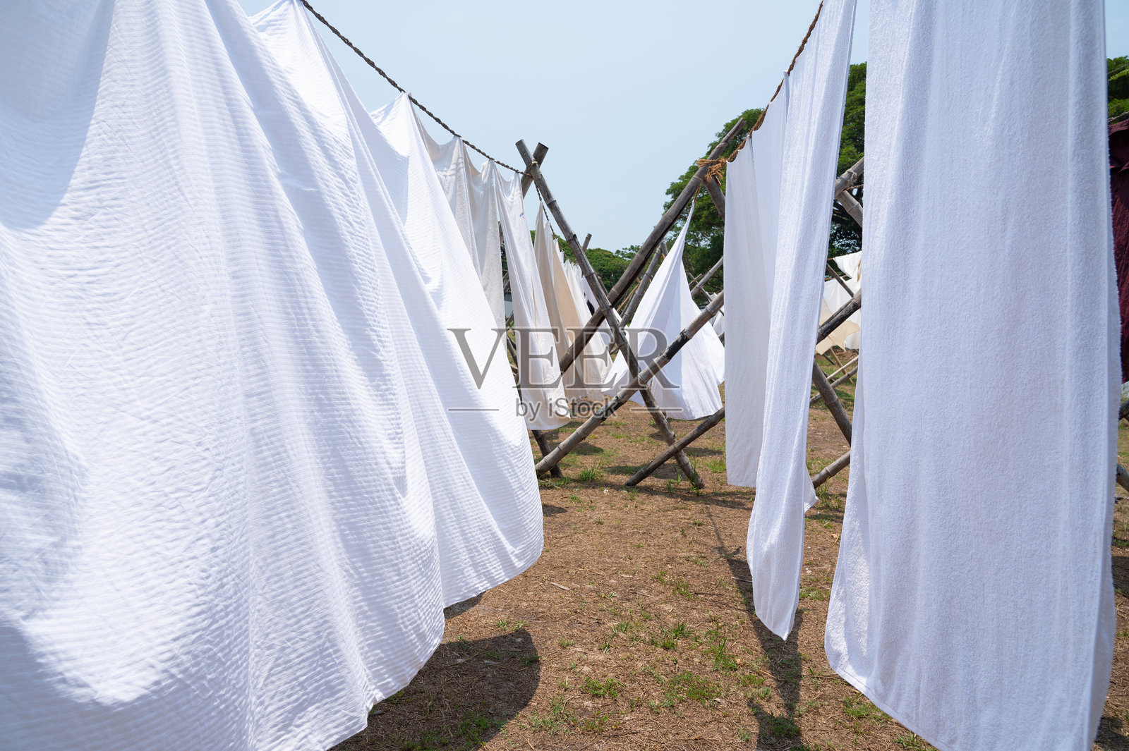 科钦,印度的露天洗衣场,清洗过的衣物挂在晾衣绳上晾干,洗床单和亚麻布。照片摄影图片