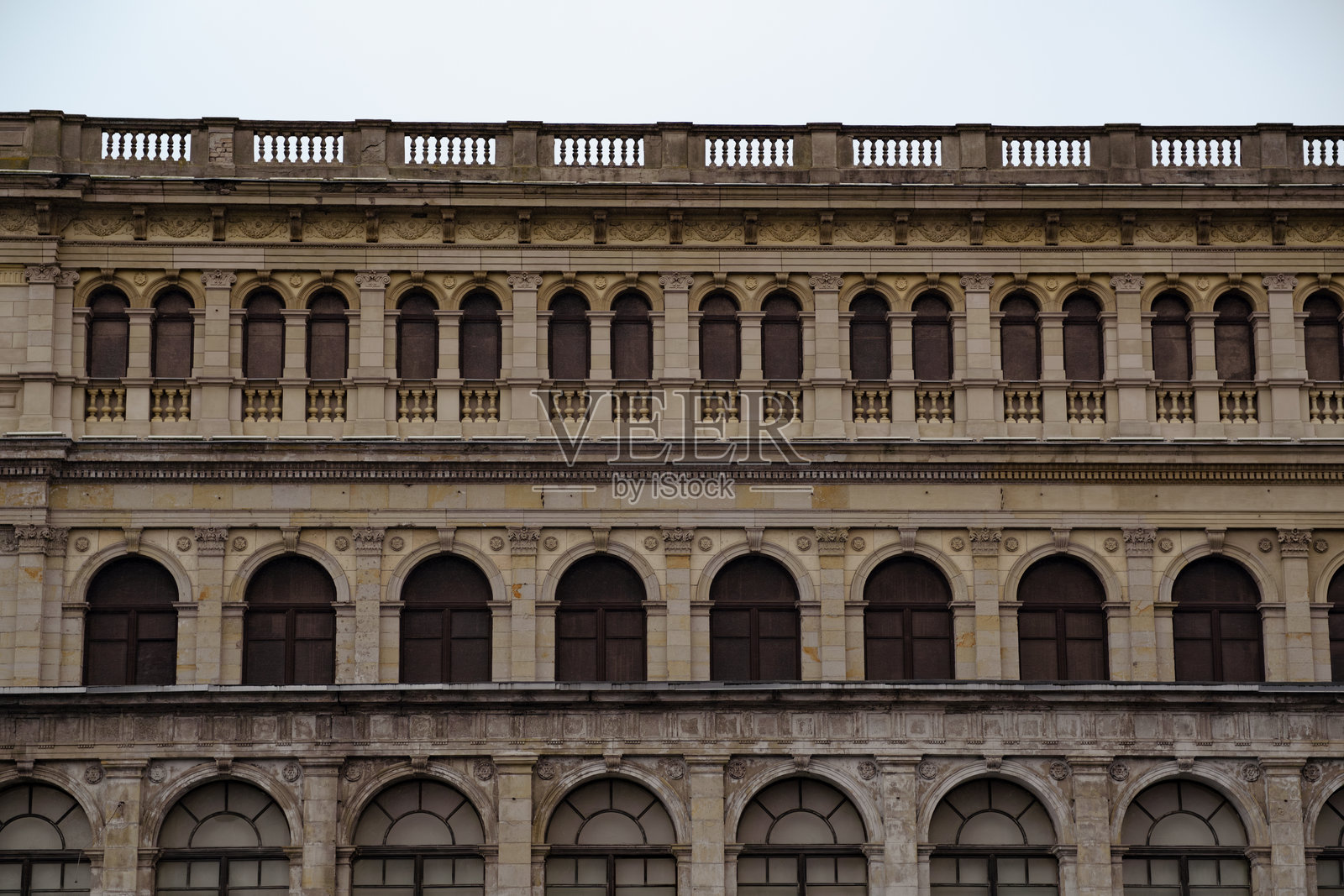 城市中心历史建筑的建筑细节在阴云密布的下午拍摄。照片摄影图片