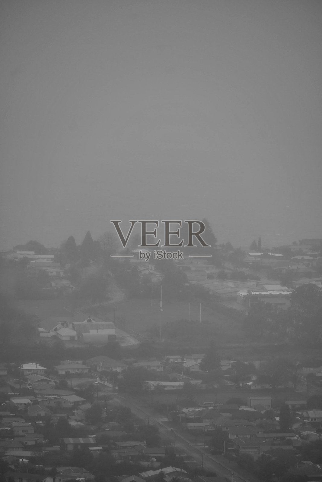 从天际线的顶部俯瞰新西兰北岛的罗托鲁瓦,湿润而雾气弥漫的一天。照片摄影图片