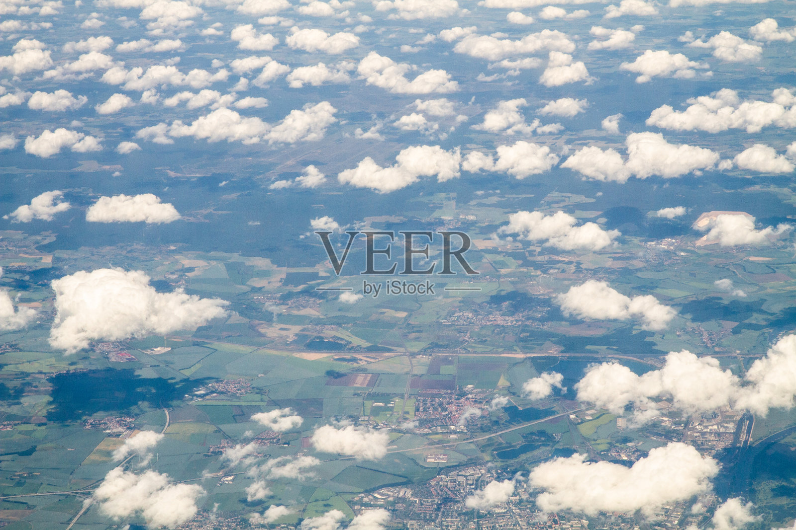 从飞机飞行高度俯瞰的美丽厚云,展现出大陆和国家的景观照片摄影图片