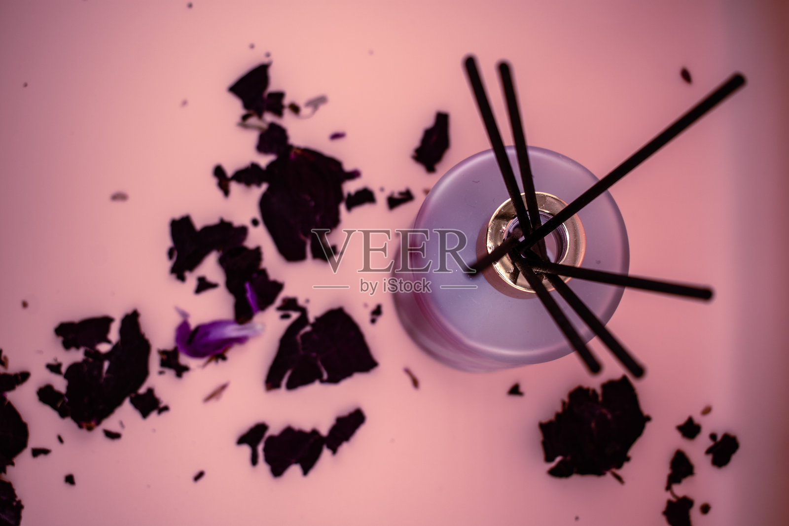 一个极简、宁静的场景,唤起纯净、自然之美和健康感。照片摄影图片