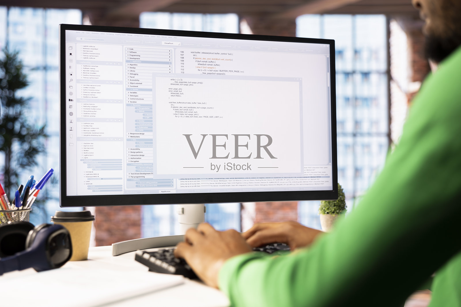 IT工作人员使用编码应用程序的特写镜头照片摄影图片