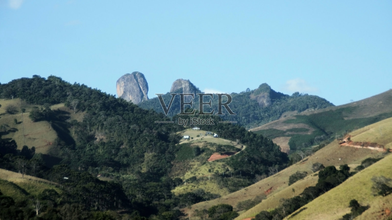 巴乌岩石群的景观,位于曼提基拉山脉的一组片麻岩。照片摄影图片