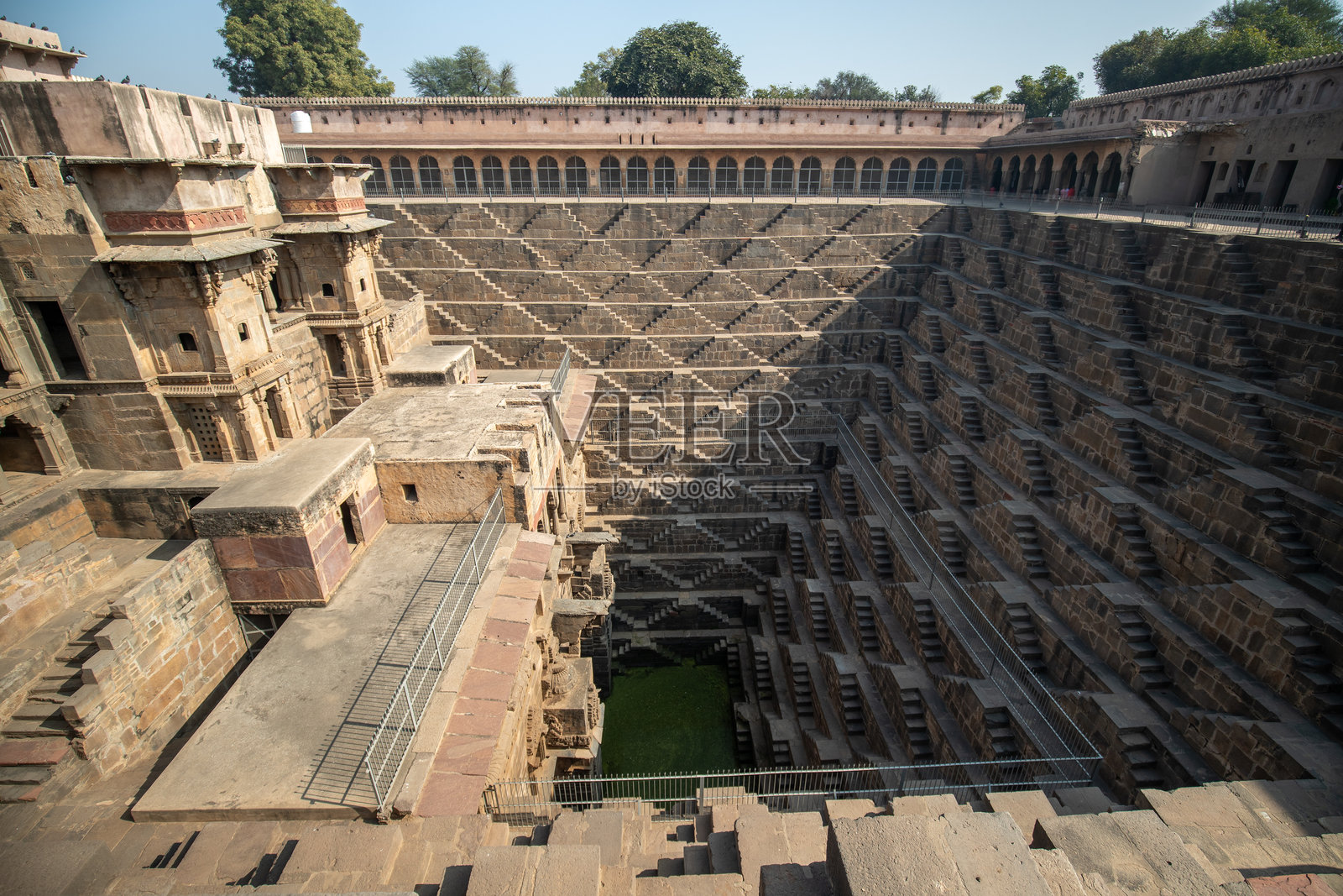 古老的阶梯井昌德巴瓦迪,阿班内里,印度拉贾斯坦邦杰普尔附近最大的阶梯井照片摄影图片