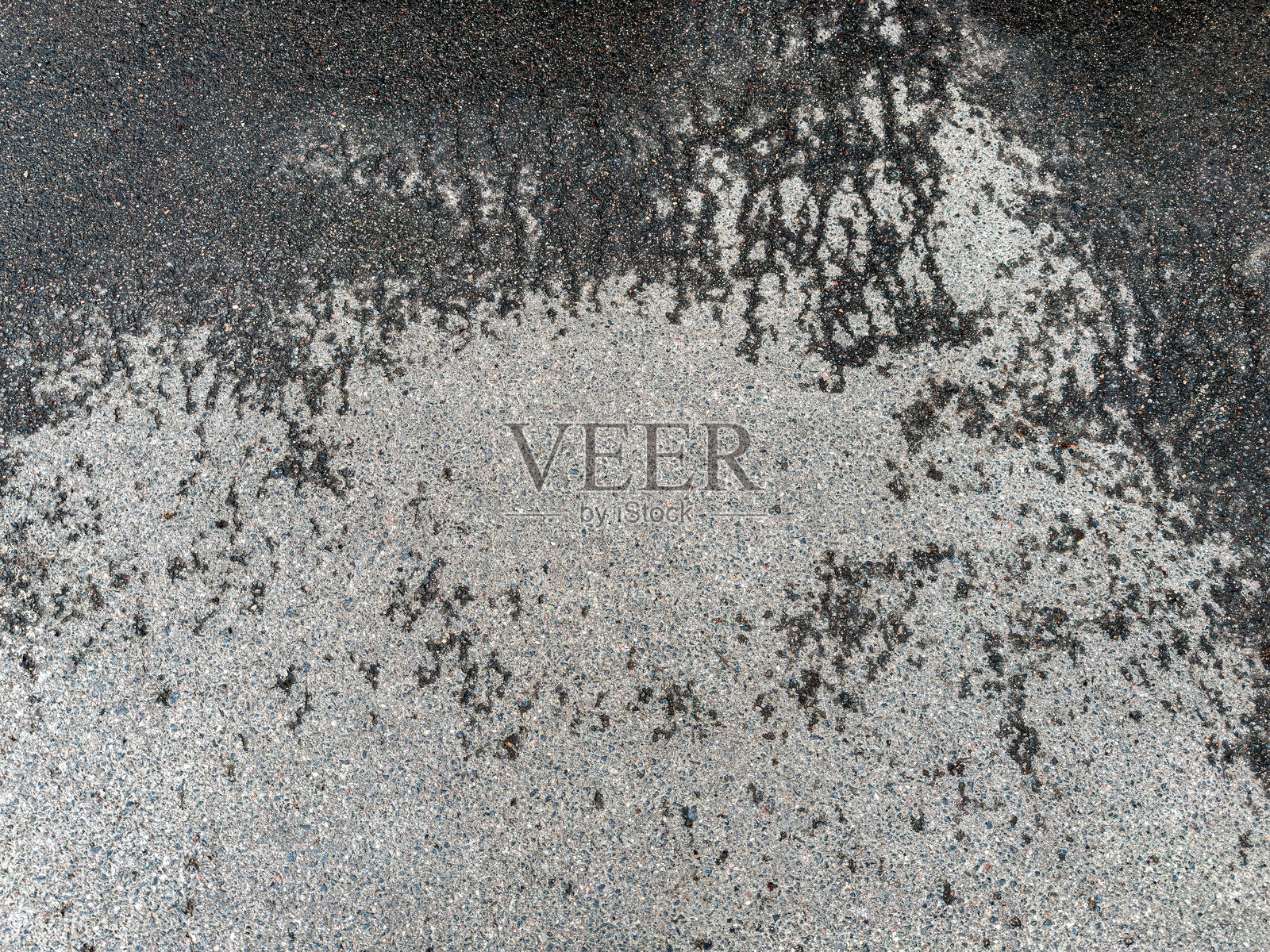 雨后开始干燥的沥青路面。高度细致的纹理背景。照片摄影图片