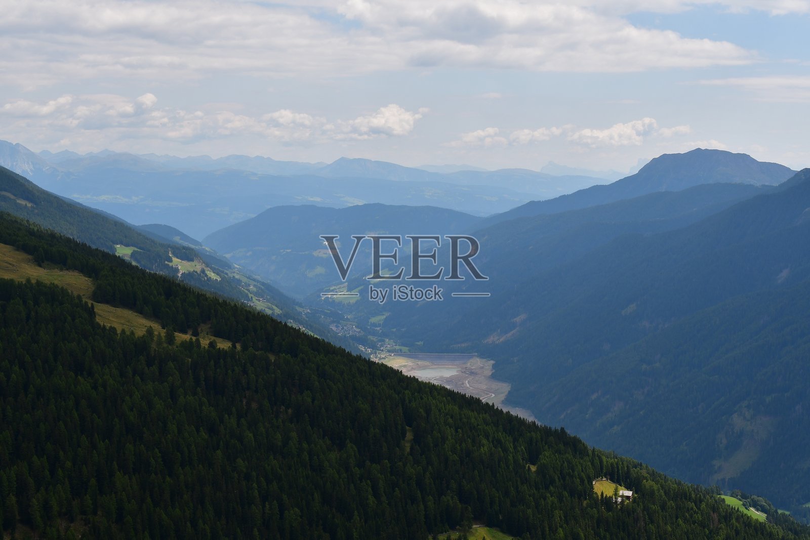 南蒂罗尔乌尔滕谷的美丽风景,俯瞰因损坏的水坝而干涸的佐格勒水库。照片摄影图片