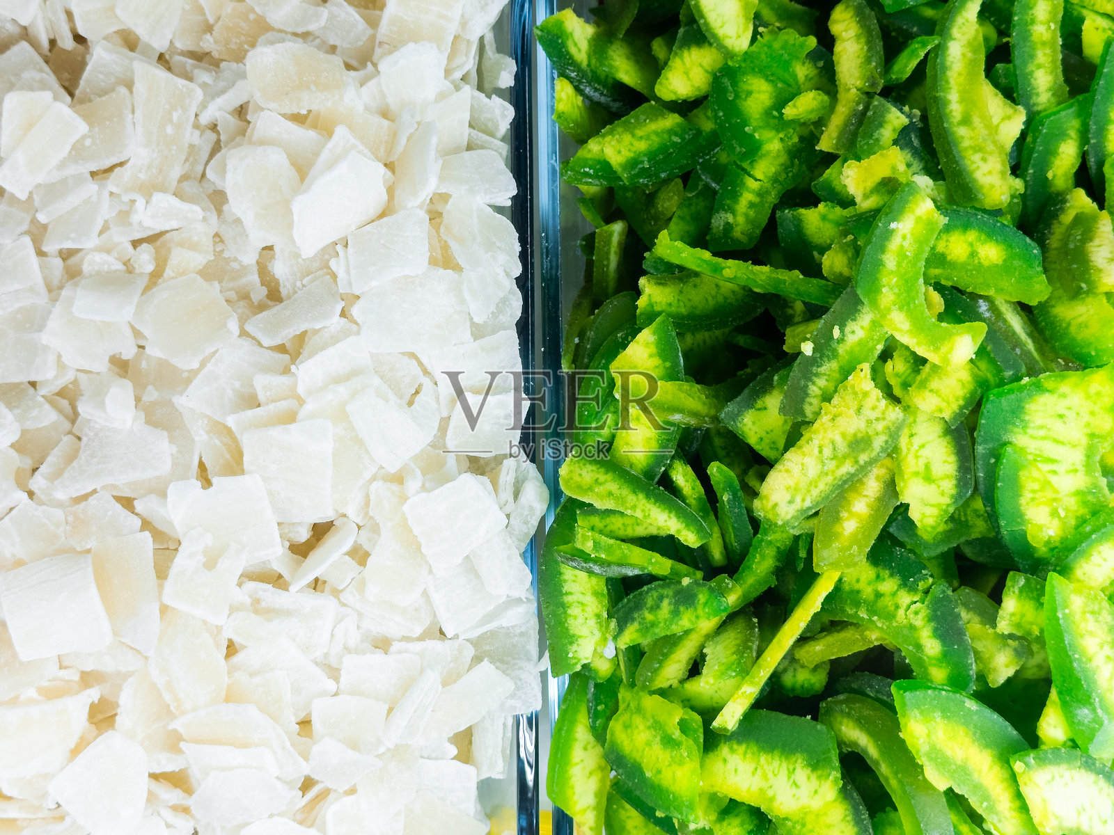 干菠萝和青椒片的特写对比照片摄影图片