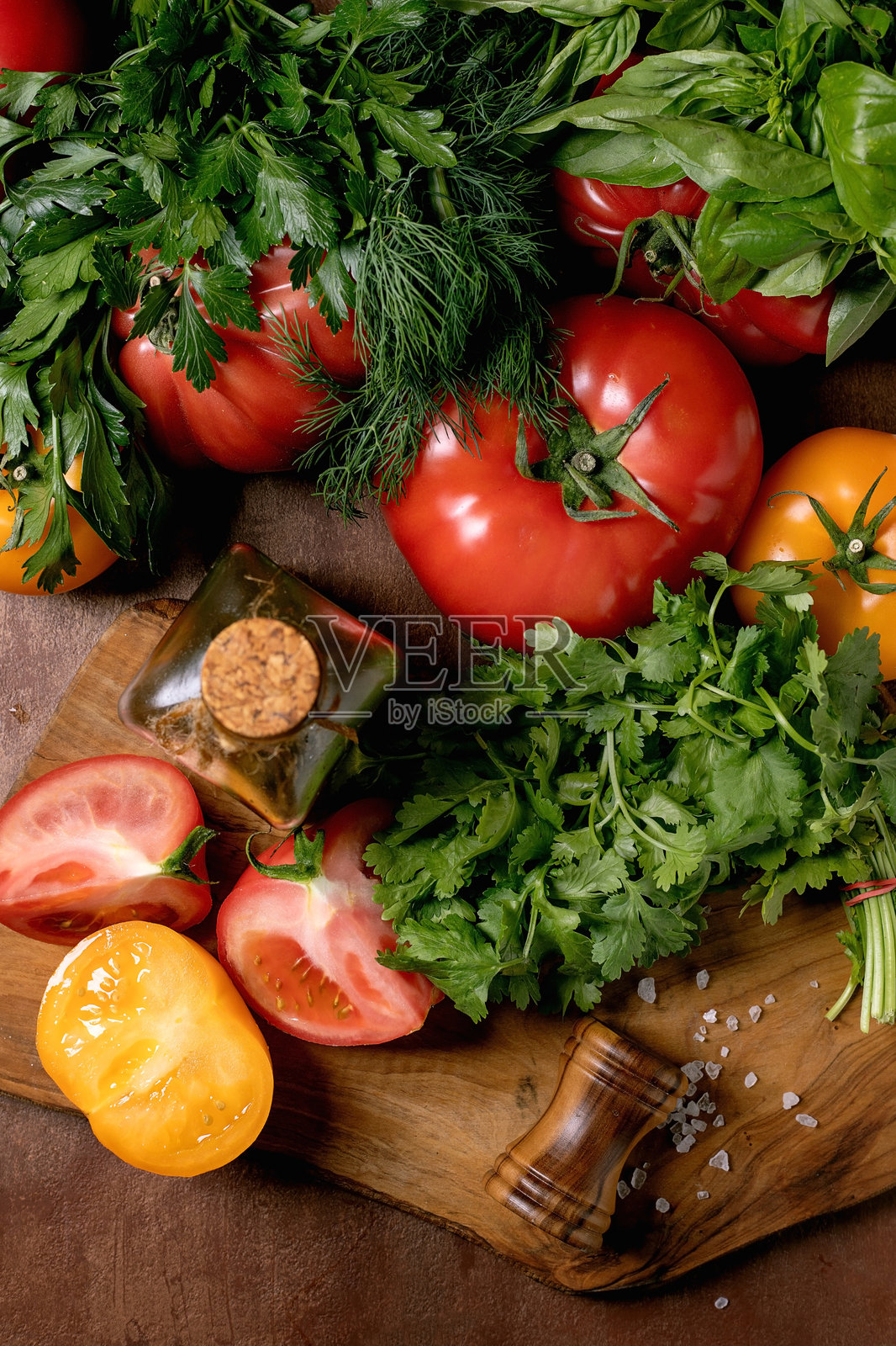 新鲜番茄 香草 木质切菜板照片摄影图片