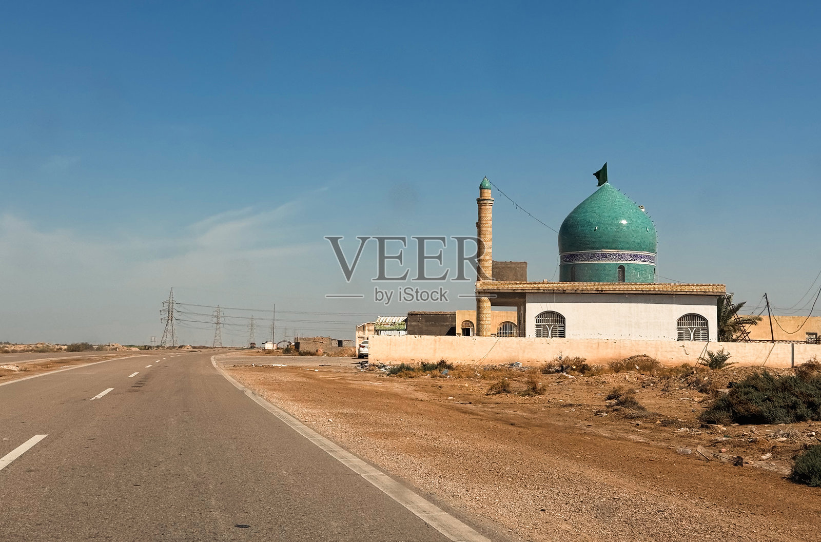 伊拉克乡村一条开阔道路旁的历史清真寺,晴朗的日子照片摄影图片