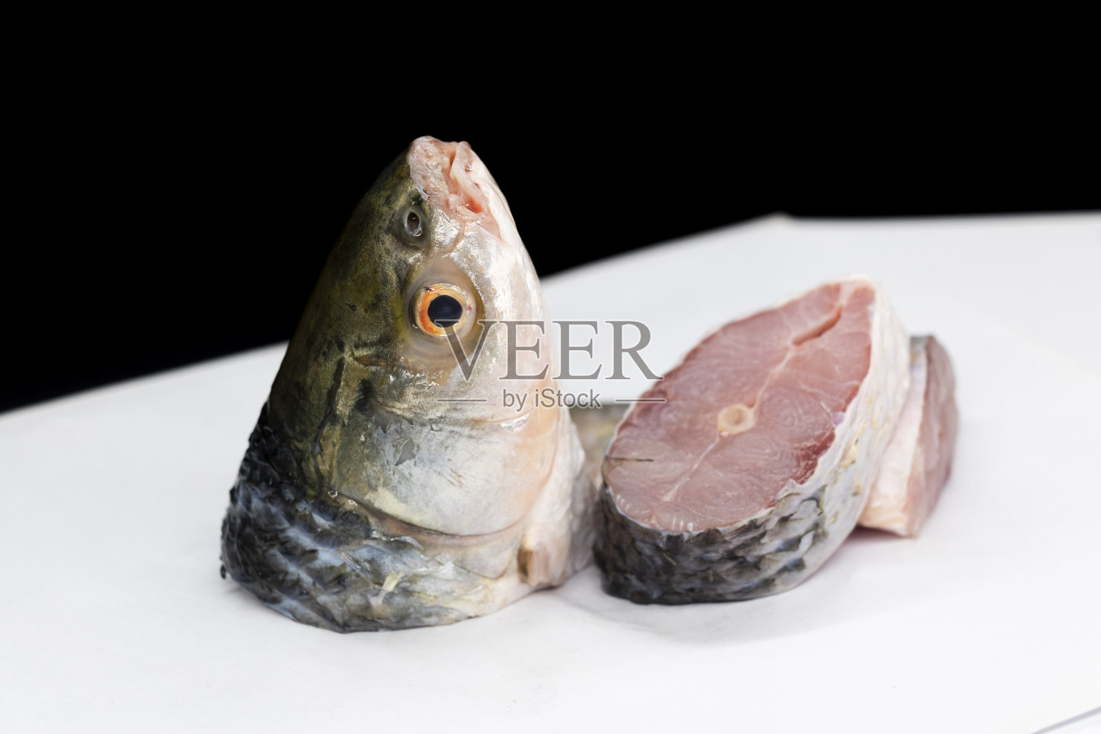 罗胡鱼在黑色背景上孤立展示照片摄影图片