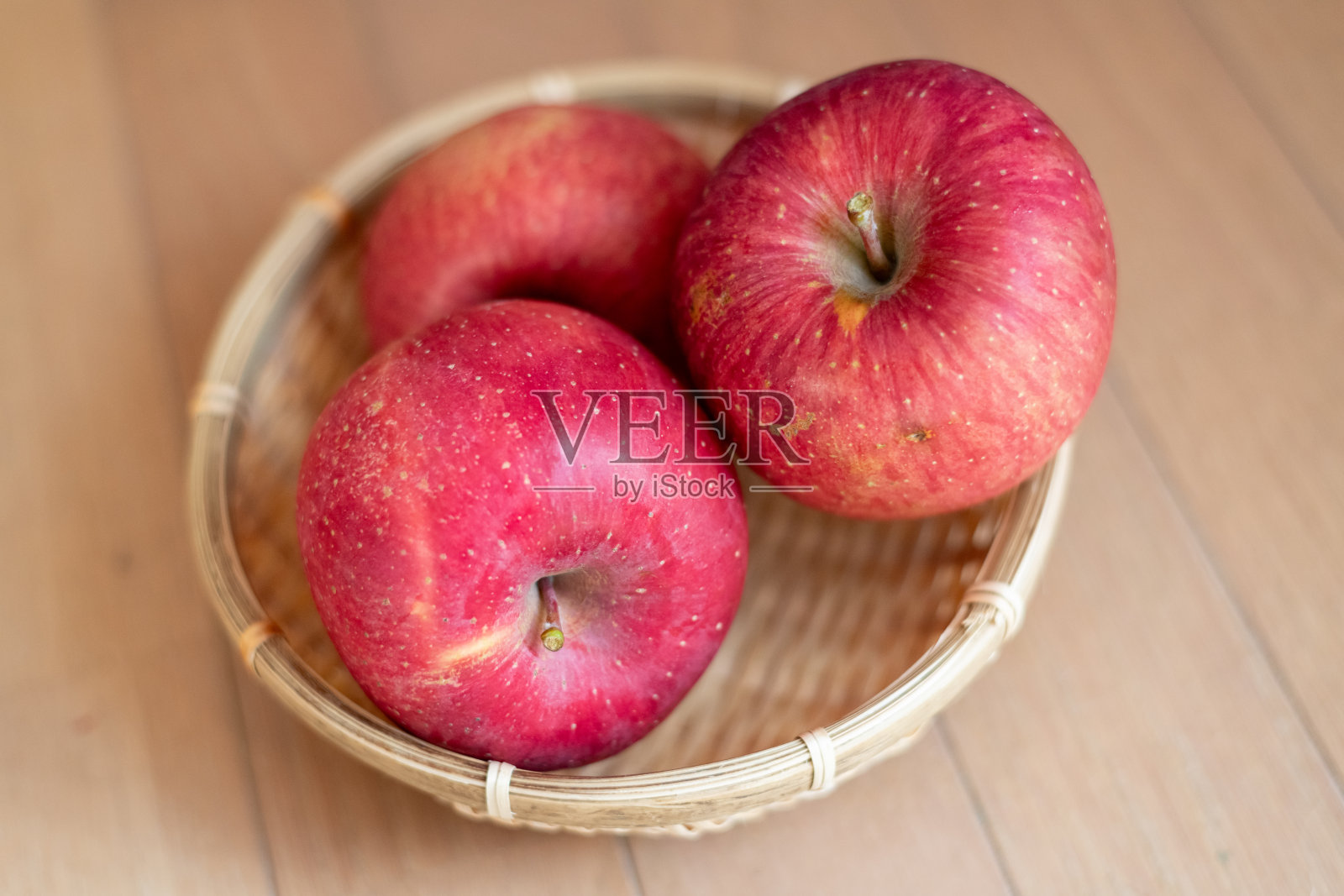 美味的苹果在篮子里照片摄影图片