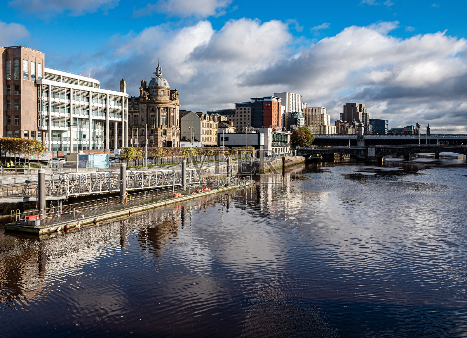 从特拉德斯顿桥俯瞰布鲁米劳照片摄影图片