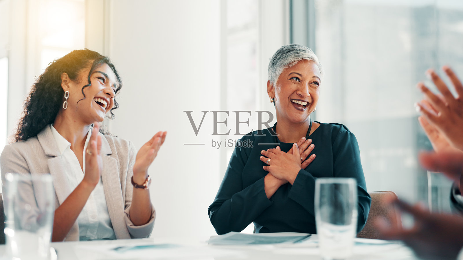 商务人士在办公室庆祝胜利和成就,进行晋升或谈判成功。员工们为合作伙伴关系、奖项或工作合同目标进行团队宣布或集体鼓掌。照片摄影图片