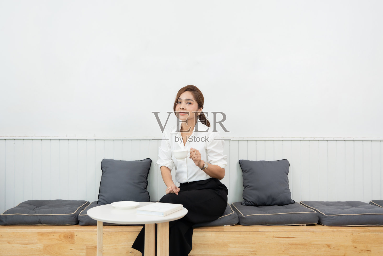 这位亚洲女性高管在办公室带领她的团队,凭借清晰的愿景,将创新与金融、投资和管理的专业知识相结合,以实现全球成功。照片摄影图片