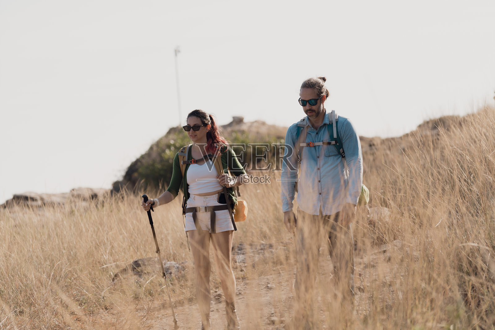 一对情侣在海边散步,研究自然资源。照片摄影图片