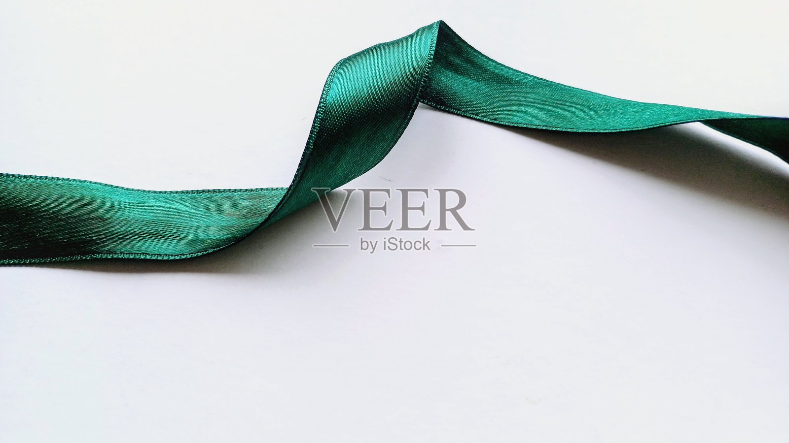 白色背景上的绿色缎带纹理照片摄影图片