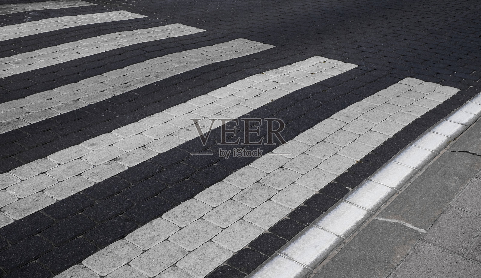 石头铺成的人行横道照片摄影图片