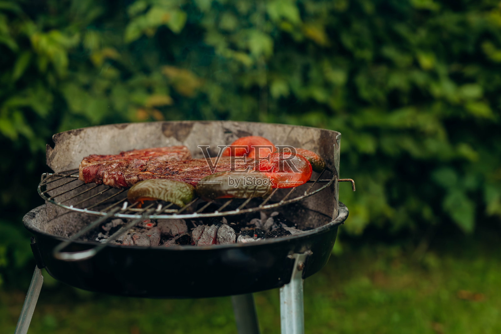 户外烧烤的蔬菜和厚切牛排照片摄影图片