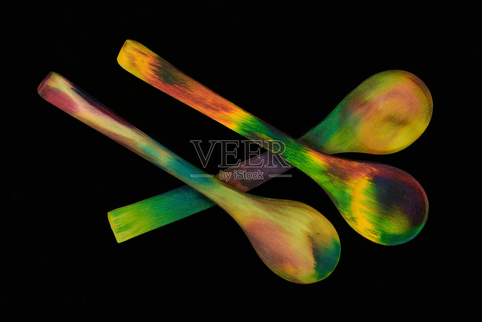 用食用色素染色的五彩手工木勺照片摄影图片