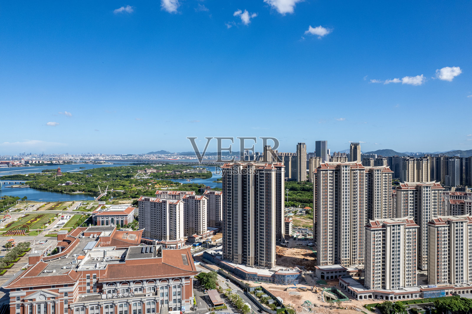 鸟瞰图展示了一座现代城市在蓝天之下。照片摄影图片