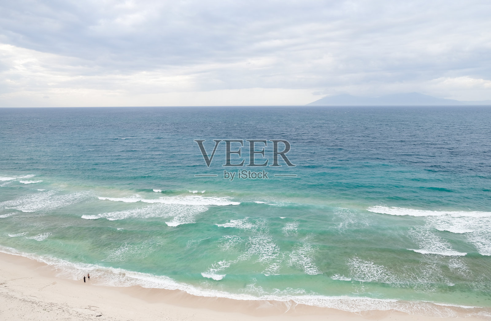 美丽的克里斯托·雷伊背面海滩,或称为东帝汶迪利的多洛克·安海滩。海浪背景。照片摄影图片