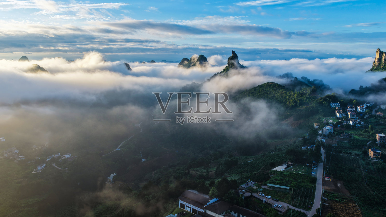 云雾缭绕的喀斯特山谷照片摄影图片