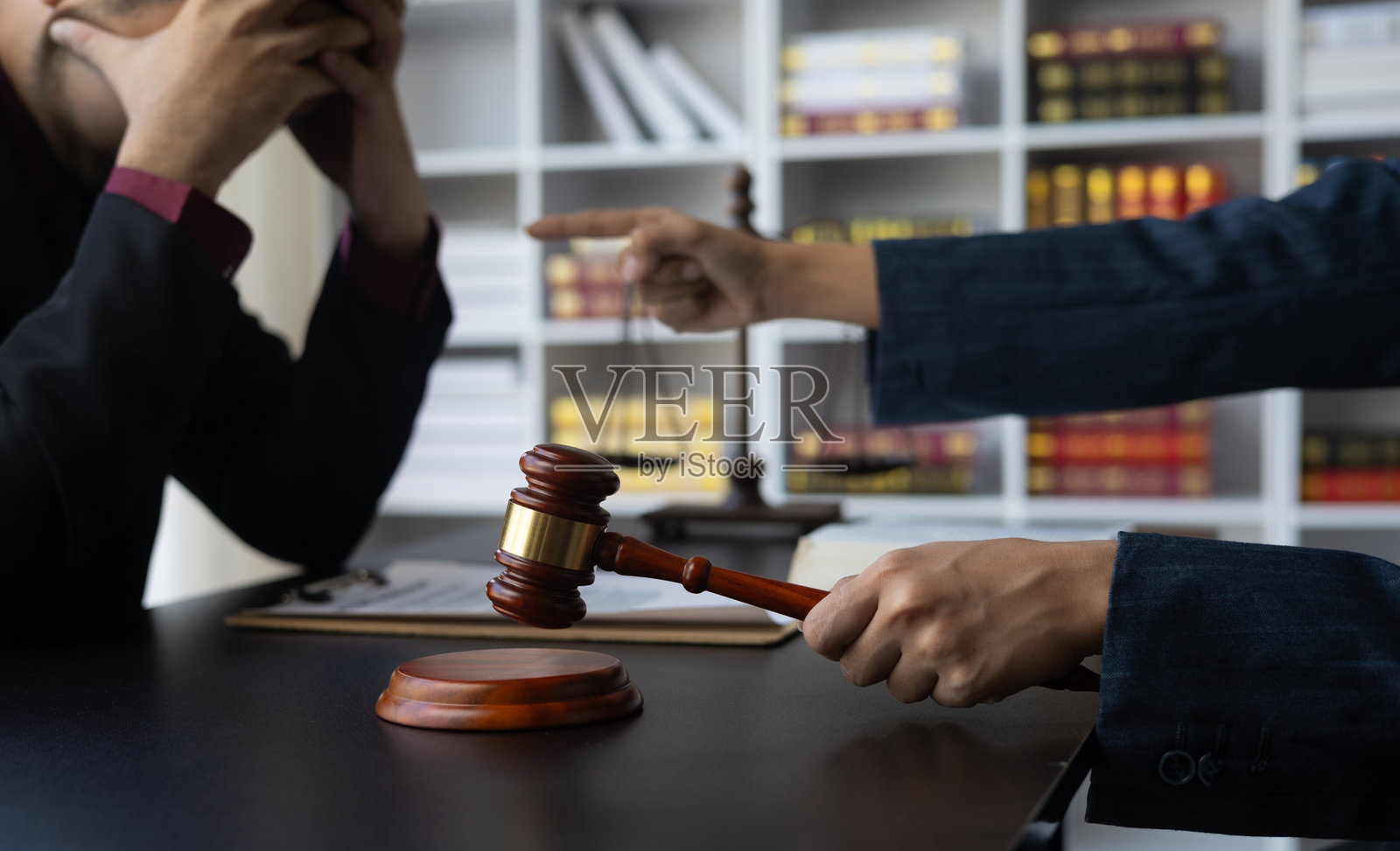 法律公正、裁决和判决的概念。因输掉官司而破产的商人感到压力重重。照片摄影图片